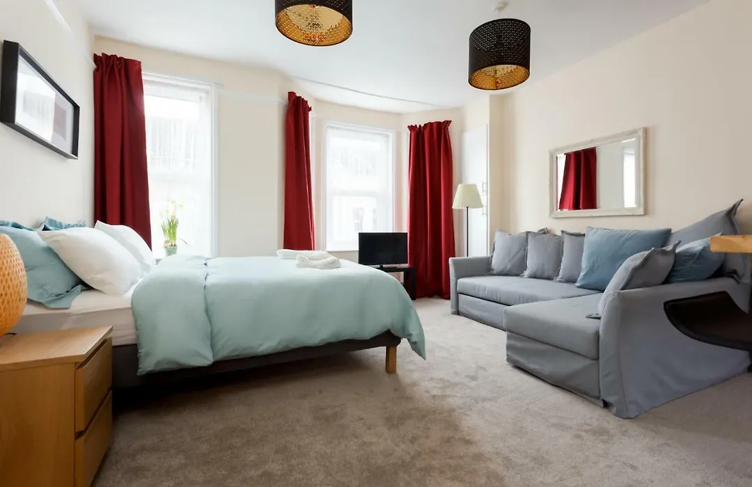 Stylish Town Centre Apartment Close To Beach And Shops-1