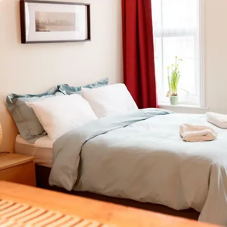 Stylish Town Centre Apartment Close To Beach And Shops-3