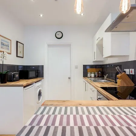 Stylish Town Centre Apartment Close To Beach And Shops-2